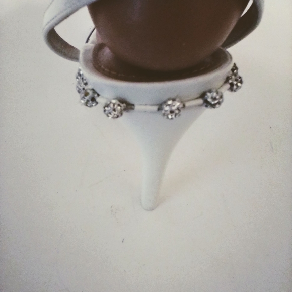 Steve Madden White Rhinestone Faux Leather Ankle Toe Strap 4 1/2" Heels sz 7.5 M - Picture 6 of 14